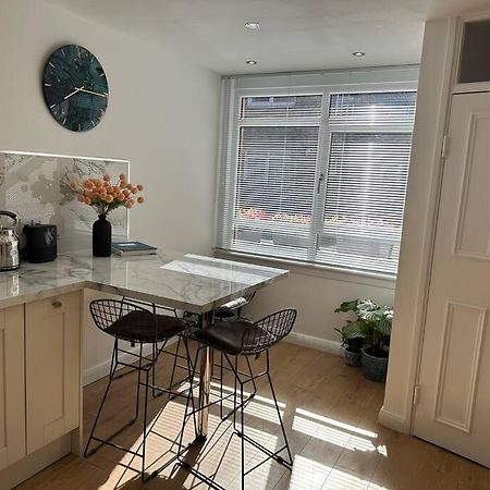 Stylish, Smart & Fun 4 Bed Home Лондон Екстериор снимка