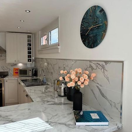 Stylish, Smart & Fun 4 Bed Home Лондон Екстериор снимка
