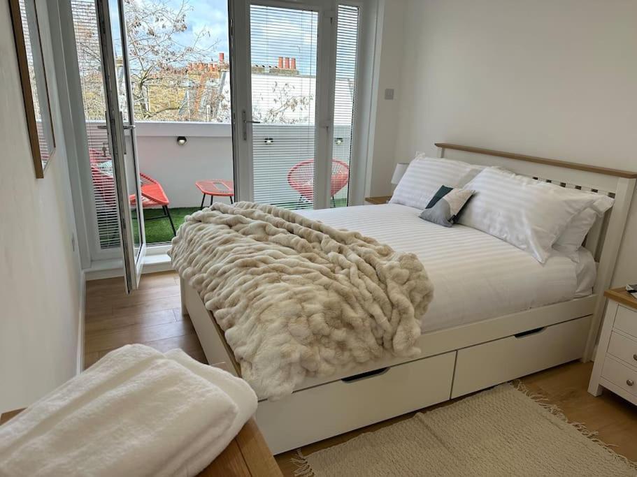 Stylish, Smart & Fun 4 Bed Home Лондон Екстериор снимка