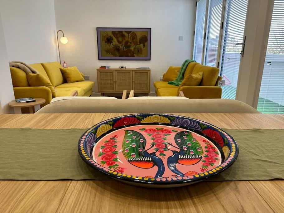 Stylish, Smart & Fun 4 Bed Home Лондон Екстериор снимка