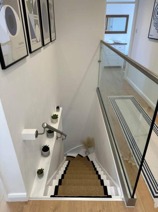 Stylish, Smart & Fun 4 Bed Home Лондон Екстериор снимка