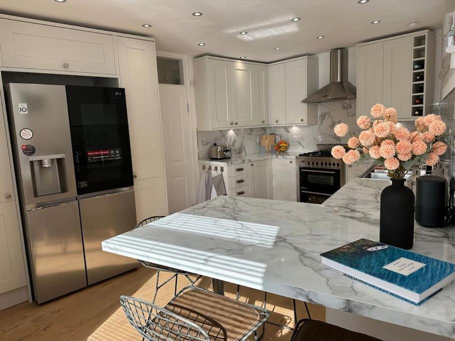 Stylish, Smart & Fun 4 Bed Home Лондон Екстериор снимка
