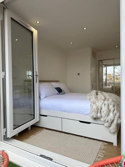 Stylish, Smart & Fun 4 Bed Home Лондон Екстериор снимка